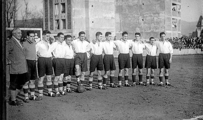Mr. Harris (entrenador), Beristain, Ciriaco, Patxi Errasti, García "Kantoi", Antero (pisando el balón), Quincoces, Roberto, Unamuno, Albéniz, Crespo y Modesto.
