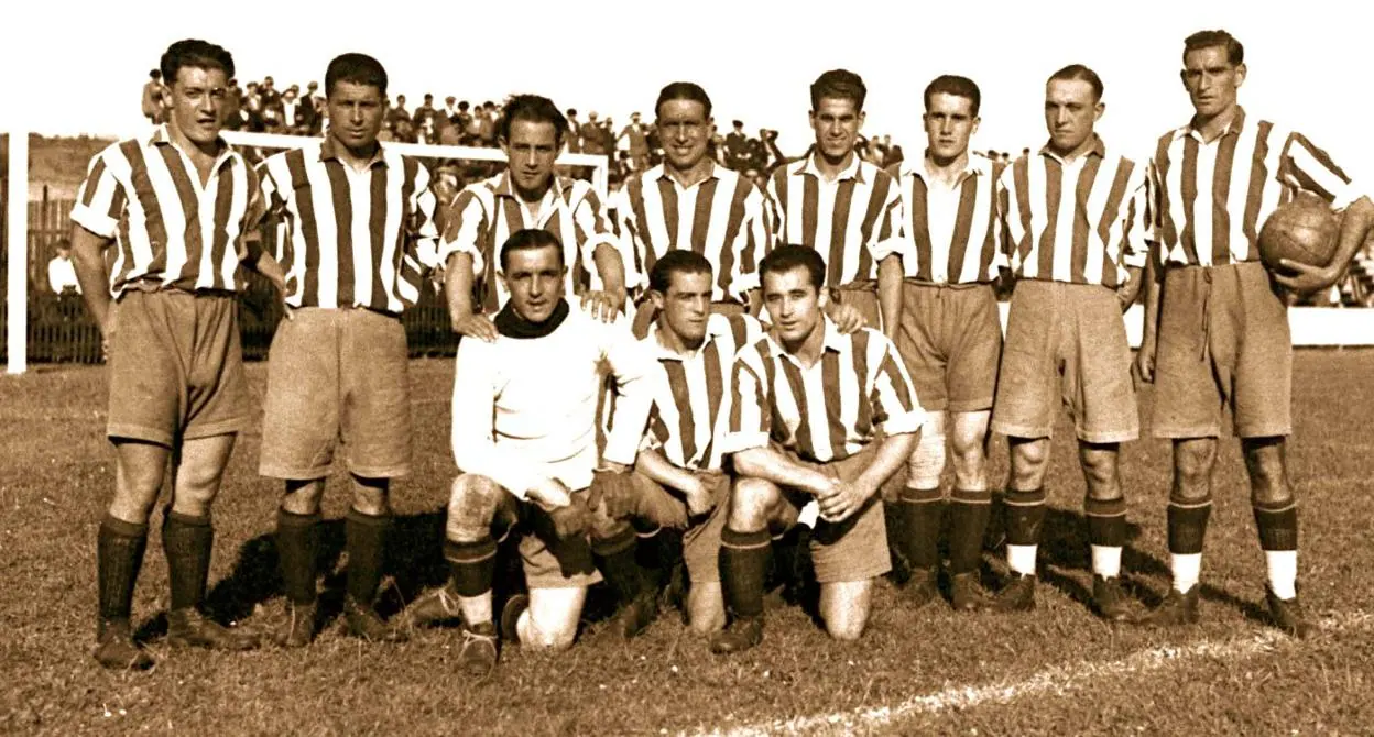(28-10-1930)-De pie: Adolfo, Nani, Pin, Tronchín, Chicote, Armando Quirós, Villagrá y Moro. 
Agachados: Floro Sión, Abdón y Pena.