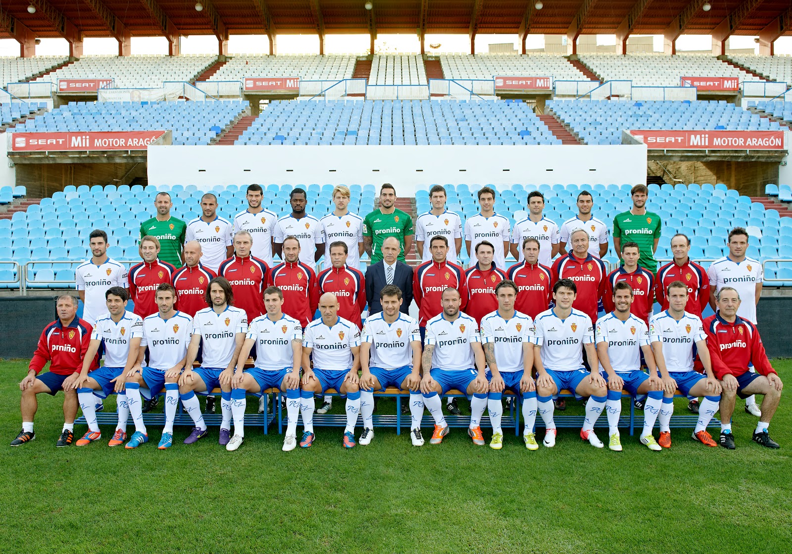Fila superior: Toni Doblas, Carlos Aranda, Javi Álamo, Ndri Romaric, Glenn Loovens, Roberto Jiménez, Ádám Pintér, Raúl Goni, Hélder Postiga, Ivan Obradovic y Leo Franco.

Fila central: Álvaro González, Nacho Dieste (fisioterapeuta), Andrés Ubieto (readaptador), Óscar Luis Celada (médico), David Jiménez (ayudante de campo), Jesús Calderón (segundo entrenador), Fernando Molinos (presidente), Manuel Jiménez (entrenador), Ramón Orellana (preparador físico), Mikel Insausti (entrenador de porteros), Jesús Villanueva (jefe de los servicios médicos), Jesús Dueñas (fisioterapeuta), Míchel Román (fisioterapeuta) y Maurizio Lanzaro.

 Fila inferior: José Barrio (utilero), Lucas Wílchez, José Mari Martín, Stefan Babovic, Abraham Minero, José María Movilla, Javier Paredes, Antonio Galdeano ’Apoño’, Franco Zuculini, Cristian Sapunaru, Edu Oriol, Paco Montañés y Fernando Iranzo (utilero).