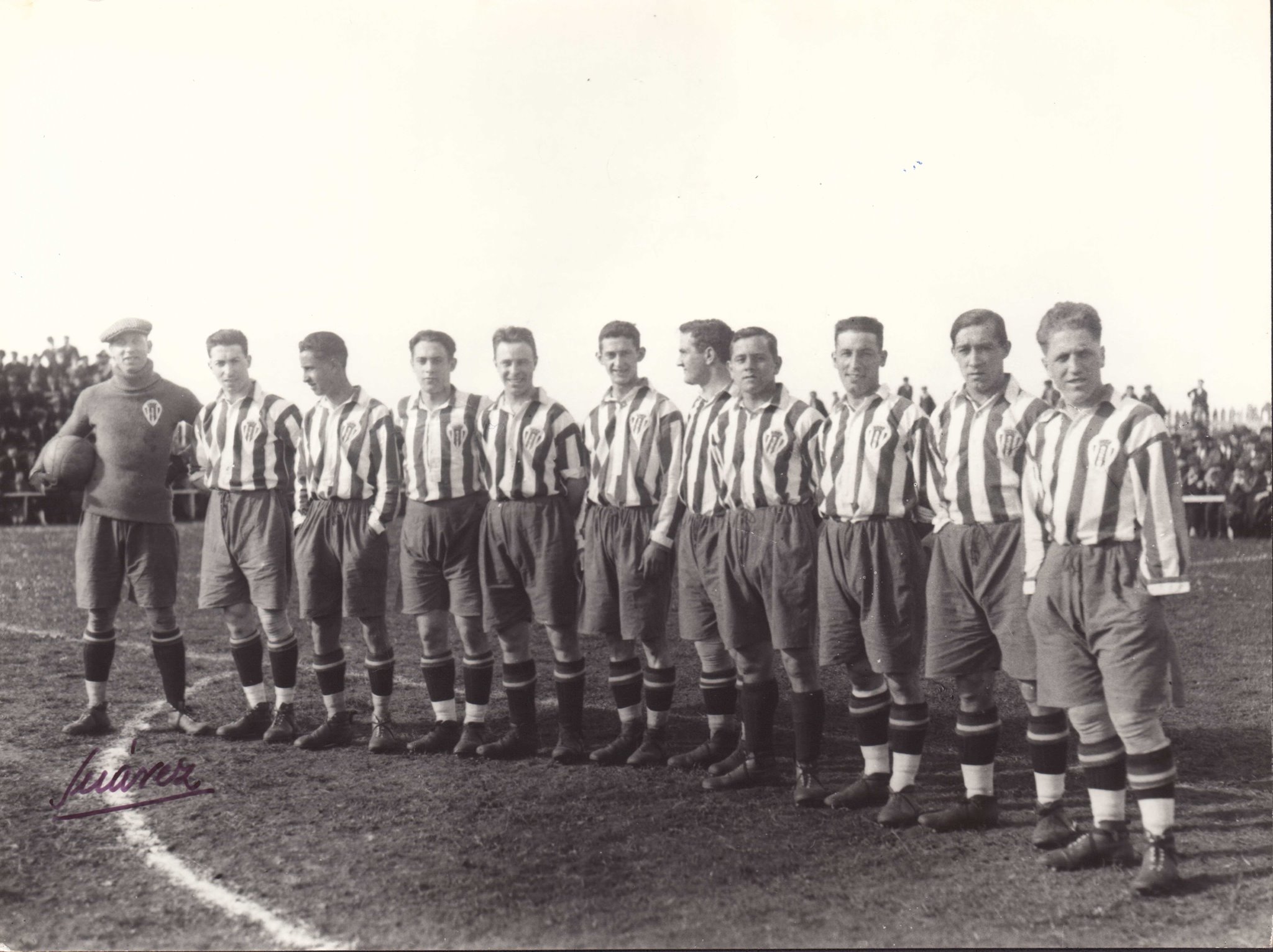 Amadeo, Morilla, Pachín, R. Herrera, Bango, Cuesta, Meana, Corsino, Bolado, Argüelles y Menéndez. 