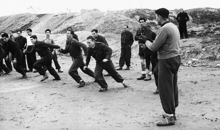 Maravillosa imagen de Ricardo Zamora en uno de sus primeros entrenamientos con el Athletic Aviación, en 1939.