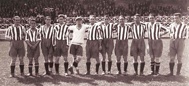 Meana, Pin, Quirós, Cuesta, Luis "el canario", Dominguín, Chus, Tronchín, Nani, Arcadio "Pilu" y Adolfo.