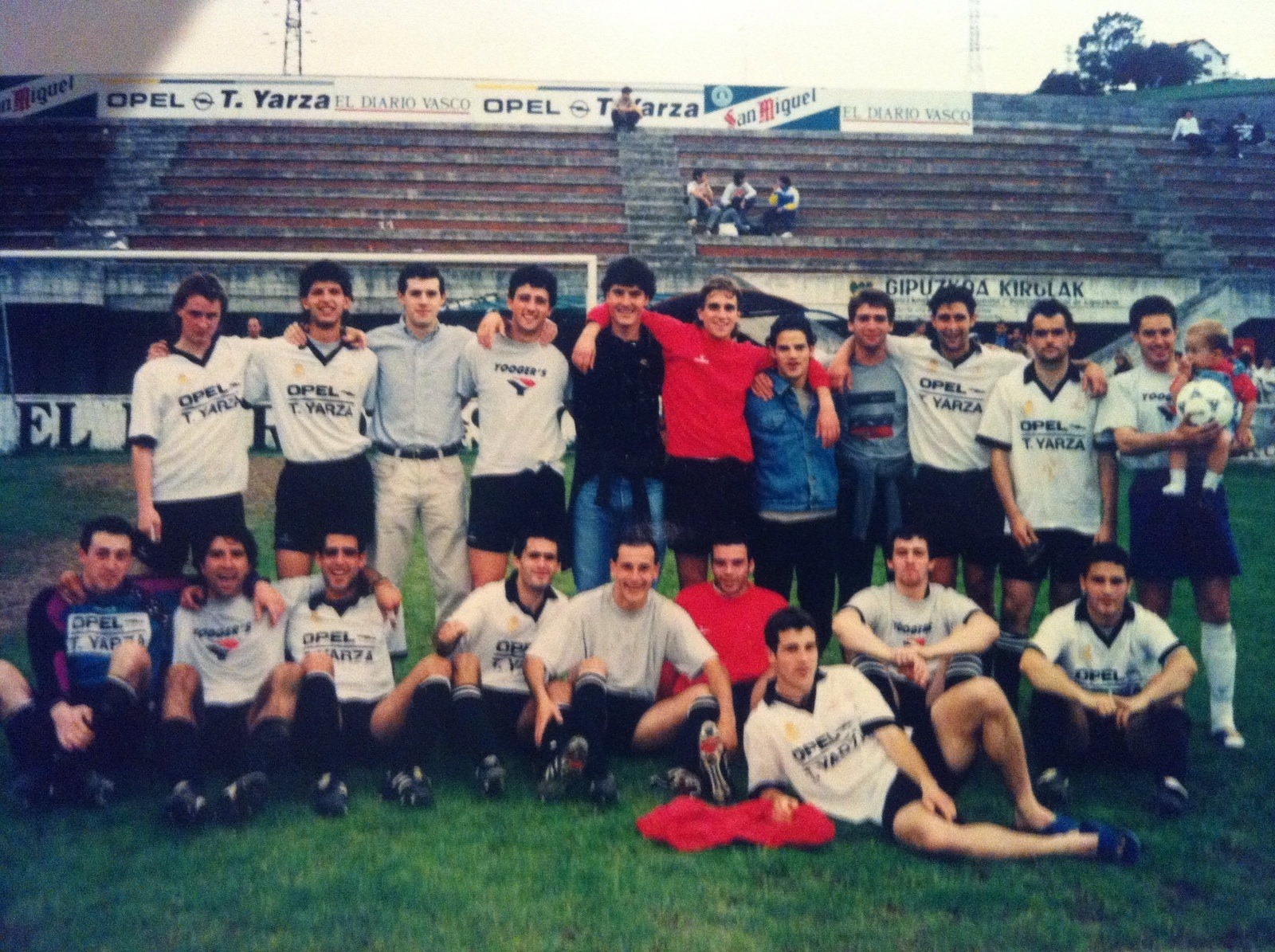 Despedida de Larzábal. De pie: Imanol Iguíñiz, Antxon Urtizberea, Oiarbide, Ketxus Aguirre, Sergio Munguía, Irazoki, Asier Ruiz, Germán Arruabarrena, Oronoz, Ibarguren, Urcelay. Sentados: Egoitz Neketan, Pedro Pascual, Iñaki Sánchez, Joseba Bereau, Julen Urkiola, Carlos Goikoetxea, Elizetxea, Calvo y Raúl García.