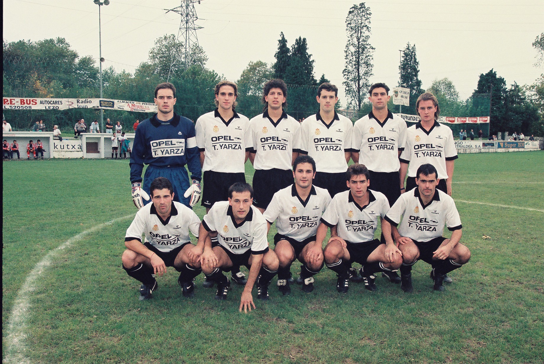 Larzábal. De pie: Urcelay, Irazoki, Antxon Urtizberea, Oiarbide, Oronoz, Imanol Iguíñiz. 
Agachados: Elizetxea, Julen Urkiola, Raúl García, Germán Arruabarrena y Asier Ibarguren.